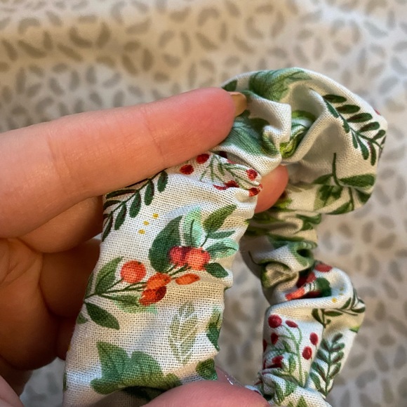 Handmade holiday floral scrunchie - Picture 3 of 3